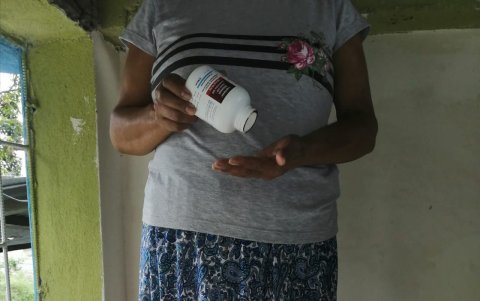 Carmela Cabrera muestra que ya no tiene medicina, desde el 11 de marzo solicita al IESS que le de sus remedios para el VIH.