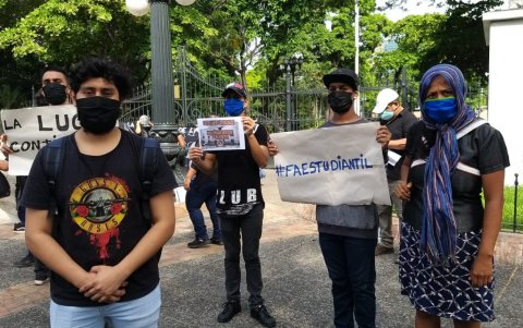 Un grupo de estudiantes llegó a la manifestación con consignas, pero con distanciamiento social.