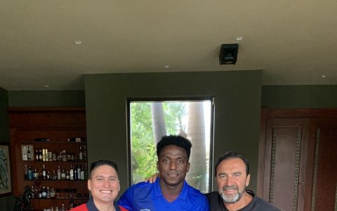 Roberto Ordóñez el día que firmó su contrato con Emelec.