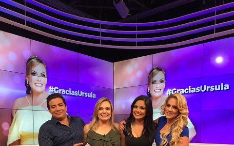 Con sus excompañeros Henry Bustamante, Evelyn Vanessa Calderón y Gabriela Pazmiño en ' En contacto'.