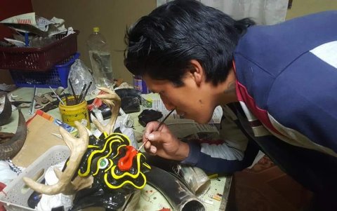 Detalles. Fernando Saquinga aplica colores brillantes a las facciones diabólicas de las máscaras.