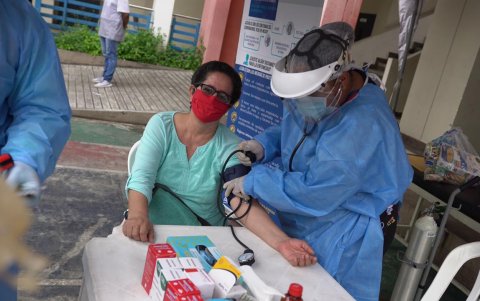 Doctores del Municipio de Guayaquil y de la Gobernación atienden a la ciudadanía por los síntomas de COVID-19 y otras enfermedades.