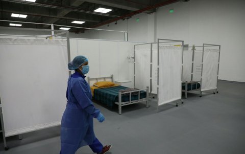 En dos pisos del parque Bicentenario se han habilitado espacios para recibir 370 pacientes con COVID-19.