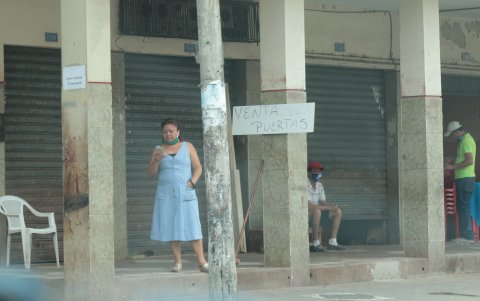 Alternativas. Algunos comerciantes colocan carteles con sus números de WhatsApp en las puertas de sus negocios, para realizar la venta.