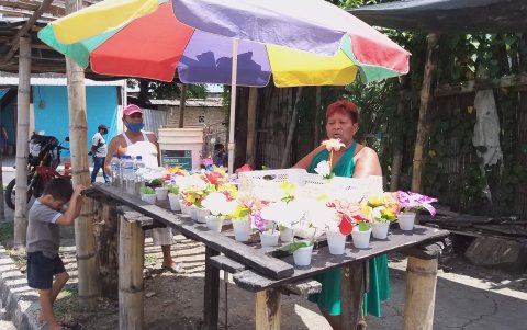 Una moradora de Pascuales, en su negocio de flores.