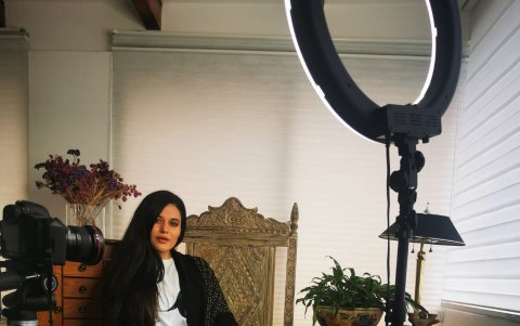 Desde su estudio en casa.