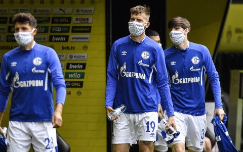 Los alternates del Schalke 04 portando las mascarillas que lucieron en el banco de suplentes.