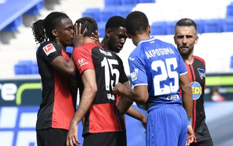 Dedryck Boyata, del Hertha Berlín, besó a Marko Grujic en el festejo de uno de los goles ante el Hoffenheim.