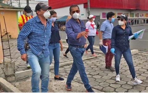 Recorrido de las autoridades del cantón, que decidió pasar a amarillo también.