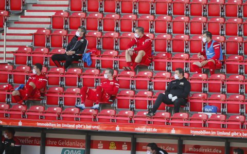 Los suplentes del Unión Berlín mantienen la distancia social en el partido jugado hoy domingo.