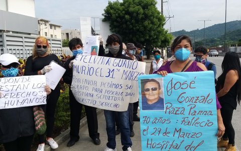 Familiares de fallecidos no identificados reclaman sus cuerpos en plantones.