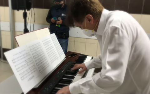 Dante Anzolini brindó un concierto en la maternidad del Guasmo.