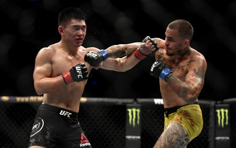 Pelea entre Chito Vera y el chino Song Yadong, en un intercambio de golpes dentro del octágono,