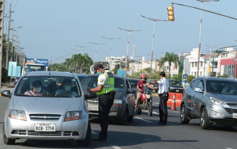 Operativo en la vía principal de La Puntilla, al norte de Guayaquil.