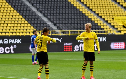 Thorgan Hazard (i) y su compañero Julian Brandt celebran un tanto manteniendo la distancia. Otros futbolistas no pudieron controlar sus emociones y lo hicieron con abrazos y hasta besos.