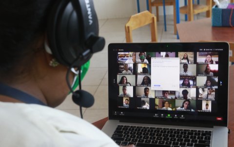 En la Unidad Educativa Lemas hubo un acto simbólico de inauguración del año lectivo. Los maestros dialogaron con sus alumnos a través de plataformas virtuales.