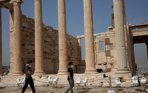 Los turistas visitan el sitio arqueológico de la Acrópolis, en Atenas, tras la flexibilización de las medidas contra la propagación de la enfermedad por coronavirus