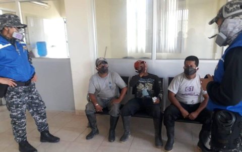 Una vez que fueron rescatados, los tres comuneros de Sinchal, perteneciente a la parroquia Manglaralto, fueron llevados al hospital para su recuperación.