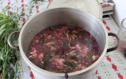 Preparación. En una olla se colocan los ingredientes para preparar esta infusión aromática y medicinal