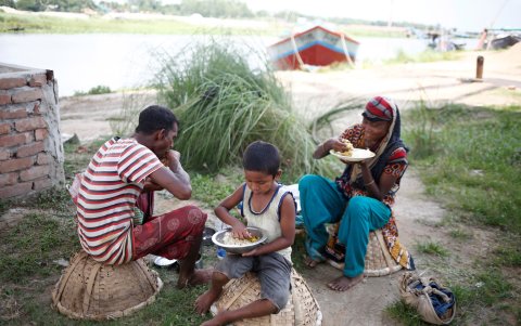 Dhaka (Bangladesh).- Una familia bangladesí come en esta población costera. Desde mañana se espera que el clima cambie por la cercanía del súperciclón.