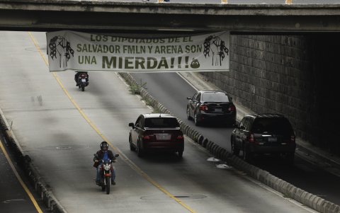 Desconocidos colocaron este lunes una pancarta en una de las principales calles de San Salvador para presionar a diputados a que aprueben una nueva ley de emergencia nacional