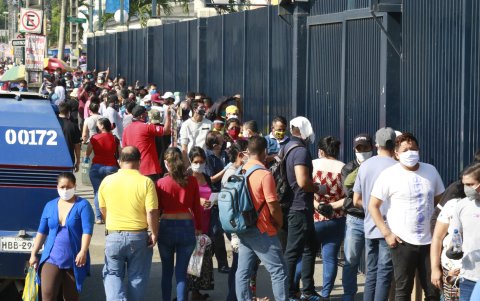 Habitantes de Bastión Popular aguardaban su turno para ingresar a un parque comercial de la zona, sin el debido distanciamiento social, este lunes 18 de mayo.