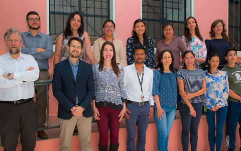 El equipo de investigadores del Instituto de Microbiología de la Universidad San Francisco de Quito, en una foto anterior a la crisis sanitaria.
