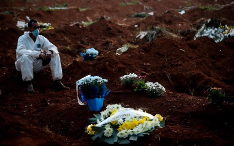 Un sepulturero descansa y se toma un respiro en el cementerio Vila Formosa, en Sao Paulo (Brasil).