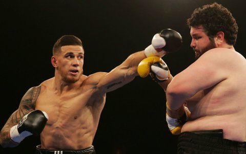 Sonny Bill Williams (i), jugador de rugby que también incursiona en el boxeo.