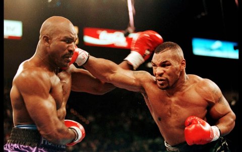 Evander Holyfield en una de las peleas icónicas contra Mike Tyson.