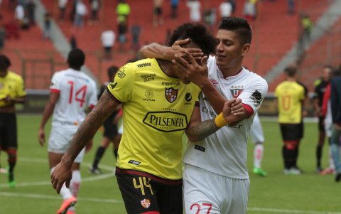 Luis Romero junto a Jonatan Alvez, delantero de Barcelona.