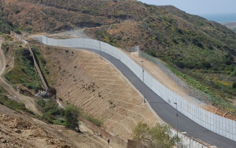 SAN DIEGO. Un punto apartado del muro que separa los territorios de México y Estados Unidos.