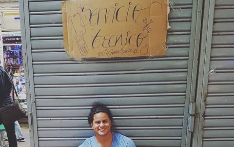 Labor. Geovanny Delgado, comerciante de la bahía, comenta que durante estos días ha tenido que trabajar a media llave.