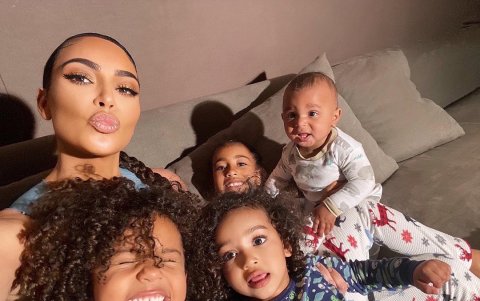 Kim junto a sus 4 hijos durante la cuarentena.