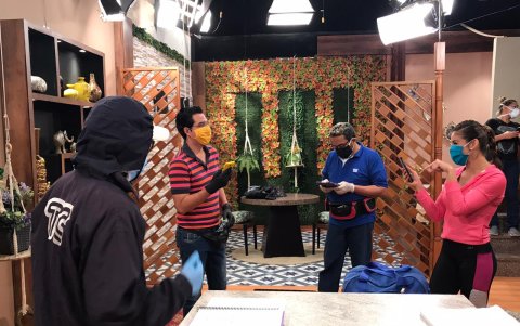 Los actores y el equipo de producción siguen las medidas de seguridad y usan mascarillas.