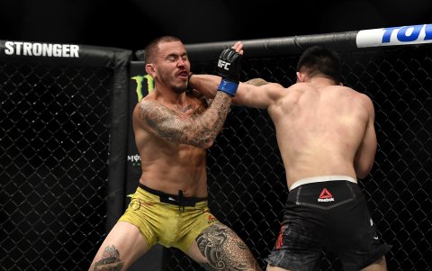 Marlon Vera en un intercambio de golpes con el chino Yandong