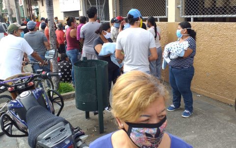 Salud. Ante la falta de atención, hubo padres que optaron por irse.