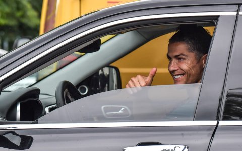 Cristiano Ronaldo regresó a Turín para unirse a los entrenamiento con la Juventus tras permanecer en Portugal durante casi dos meses por la cuarentena.