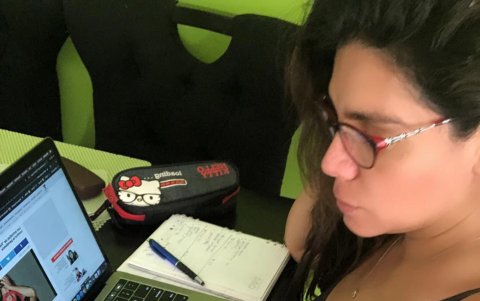 La actriz presenta su espacio radial de farándula desde su casa.