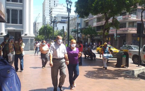Realidad. En el centro, los usuarios recorrieron las calles con mascarillas. Hubo quienes aseguraron recorrer también la bahía.