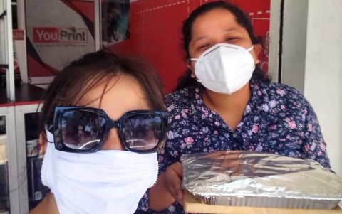 Trato. Rebeca Donoso, la mentalizadora del grupo, durante el cambio un dulce por stickers para su negocio.