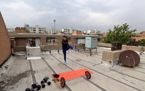 La atleta iraní junto con todos sus implementos para cumplir con todos sus ejercicios.