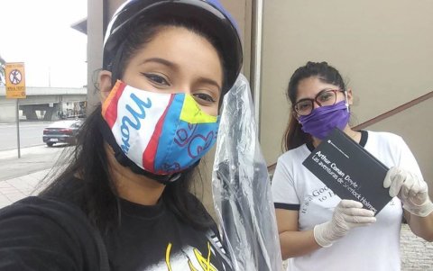 Gabriela Solís cambió un libro por un pedestal para poder ubicar su reflector.