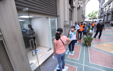 Trámites. Los usuarios llegaron desde tempranos horas para realizar trámites en el Municipio. Algunos tuvieron que esperar hasta tres horas.