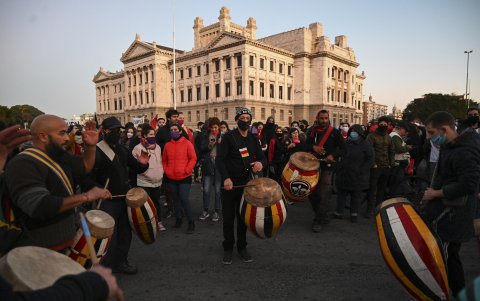 MONTEVIDEO. Decenas de personas se manifiestan en contra de una ley. Esto ocurre en días en los que miles están encerrados a cal y canto en las ciudades latinoamericanas.