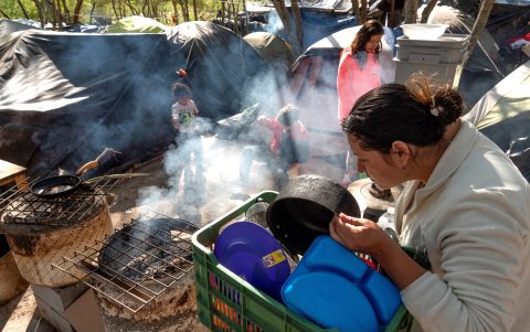 TAMAULIPAS. Carmen Amaya es una migrante salvadoreña y prepara los alimentos para su familia y alguno de los refugiados que acampan en estos días a la espera de pasar hacia Estados Unidos.
