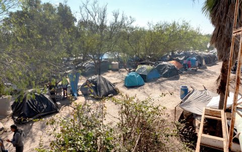 TAMAULIPAS. Varias carpas aparecen en una zona rural en esta provincia mexicana, aledaña a la frontera con Estados Unidos. El conjunto es ocupado en su mayoría por refugiados centroamericanos.