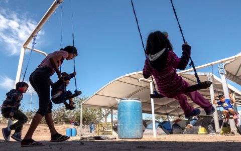 TAMAULIPAS. Un grupo de niñas se distrae en un área de parque en esta población mexicana. Son parte del grupo de familias centroamericanas que intentan cruzar la frontera hacia Estados Unidos.