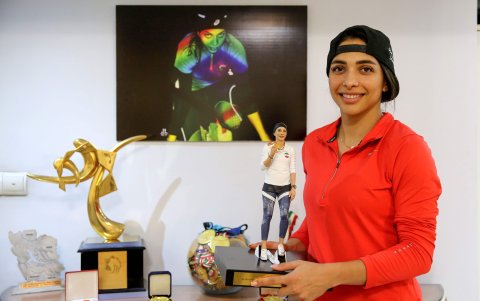 La depotista muestra un rincón de su casa donde atesora sus trofeos.