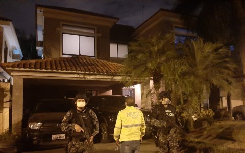 Uno de los domicilios allanados esta noche por la Fiscalia.